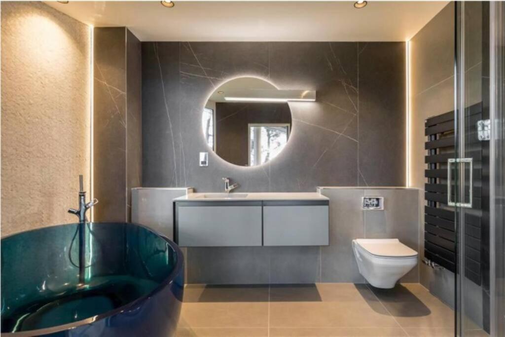 Ferienwohnung Luxury 3 Bed Flat With Large Terrace, Sea Views And Hot Tub Canford Cliffs Exterior foto