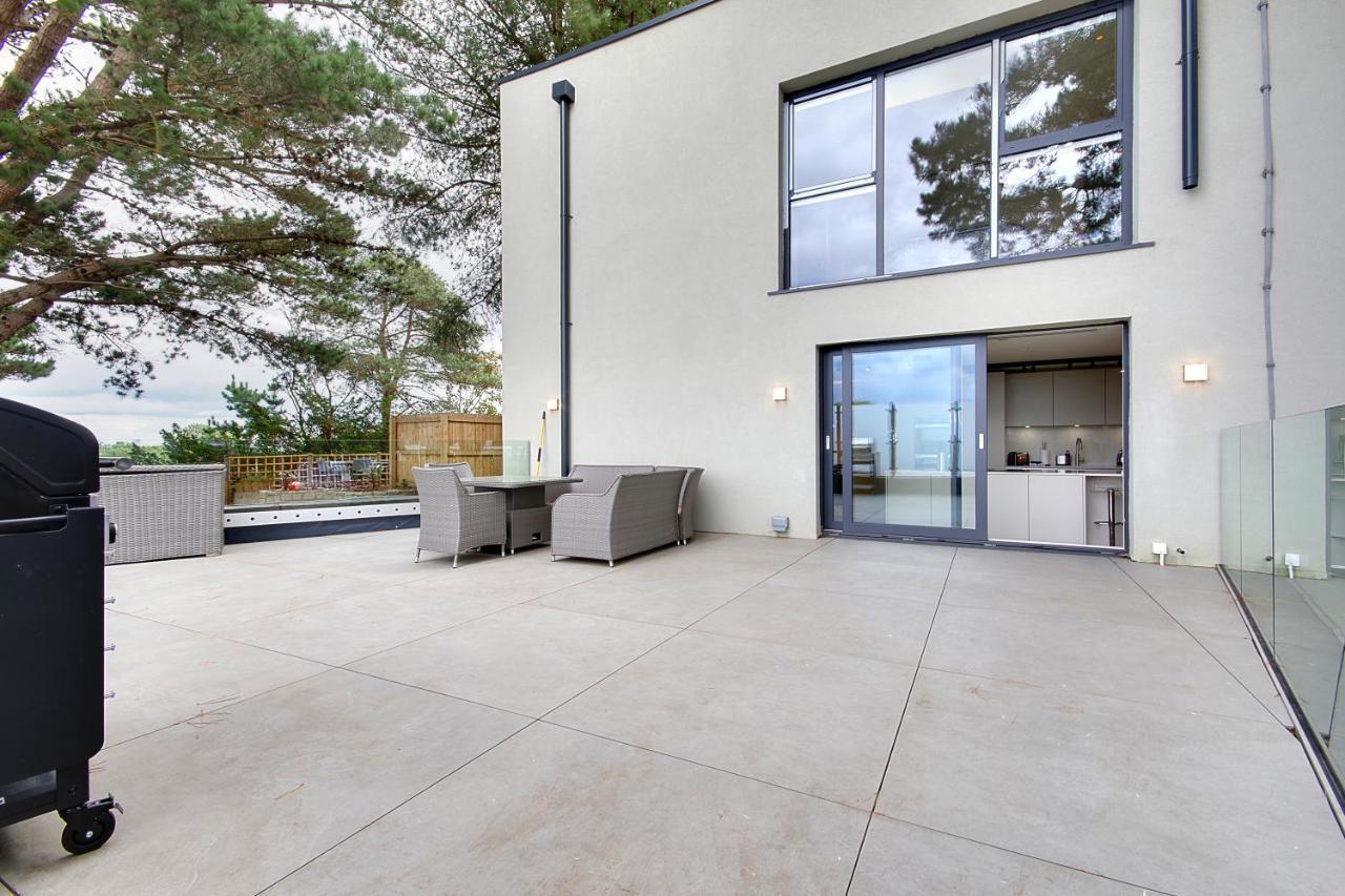 Ferienwohnung Luxury 3 Bed Flat With Large Terrace, Sea Views And Hot Tub Canford Cliffs Exterior foto